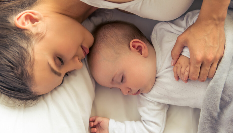 SAMSOVING MED BABY: Stadig flere foreldre velger å samsove med babyen sin. SAMSOVING MED BABY: Stadig flere foreldre velger å samsove med babyen sin.
