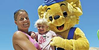 NYHET: Nytt i sommer er at barna kan få feire bursdag sammen med Bamse på hotellet. Det koster 50 kroner og Bamse kommer på besøk til deg og familien og gir barnet en gave. NYHET: Nytt i sommer er at barna kan få feire bursdag sammen med Bamse på hotellet. Det koster 50 kroner og Bamse kommer på besøk til deg og familien og gir barnet en gave.