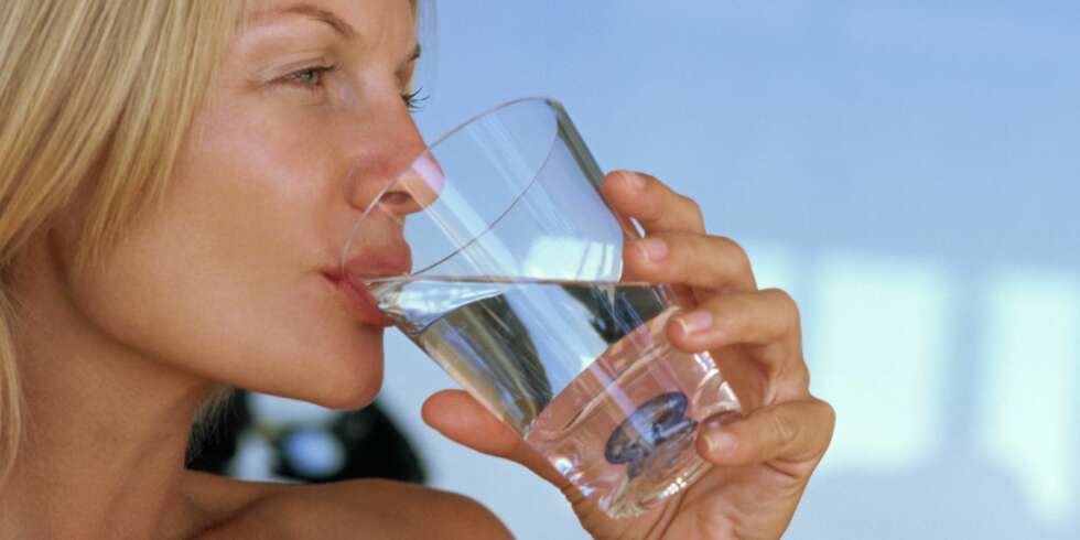 DRIKK VANN: Hos voksne med moderat fysisk aktivitet er omsetningen av vann omtrent 2¿2,5 liter om dagen. Vi henter dette fra drikke (minst 1,5 liter) og mat (ca. 0,7 liter), men ikke minst fra noe som kalles metabolsk vann. DRIKK VANN: Hos voksne med moderat fysisk aktivitet er omsetningen av vann omtrent 2¿2,5 liter om dagen. Vi henter dette fra drikke (minst 1,5 liter) og mat (ca. 0,7 liter), men ikke minst fra noe som kalles metabolsk vann.