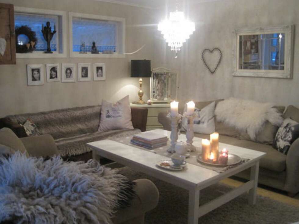 I stuen kan man krype opp i sofaer fylt med puter, pledd og skinnfeller. I stuen kan man krype opp i sofaer fylt med puter, pledd og skinnfeller.