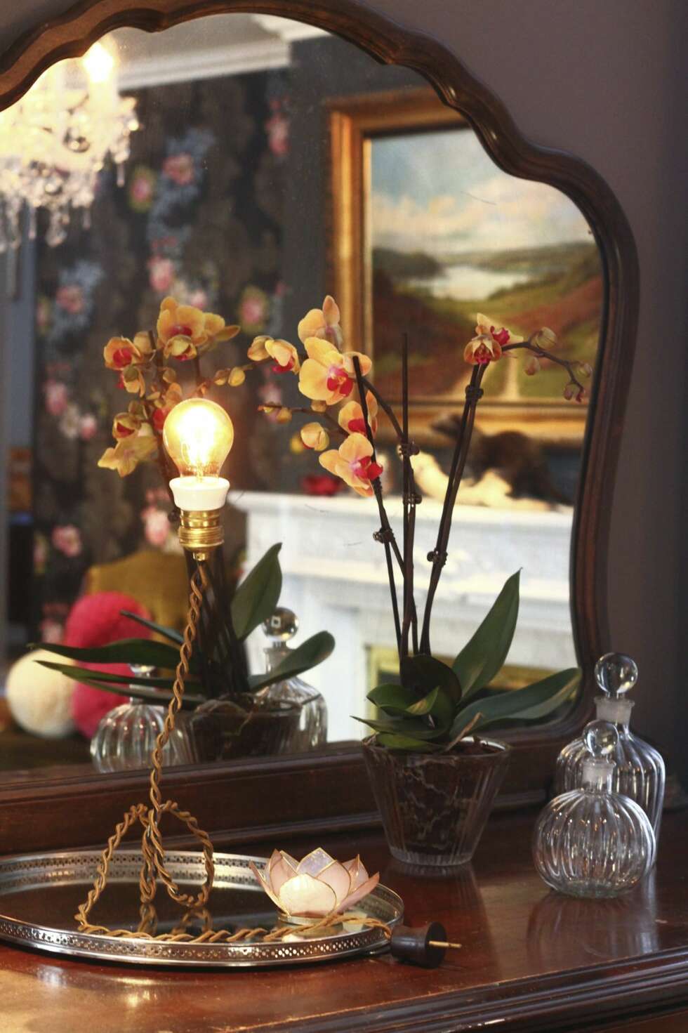 Den originale lampen i stuen har mannen i huset laget selv. Den originale lampen i stuen har mannen i huset laget selv.