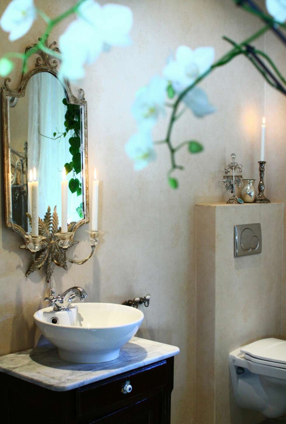 Badet er tidløst renovert og dekorert med romantiske detaljer. Badet er tidløst renovert og dekorert med romantiske detaljer.