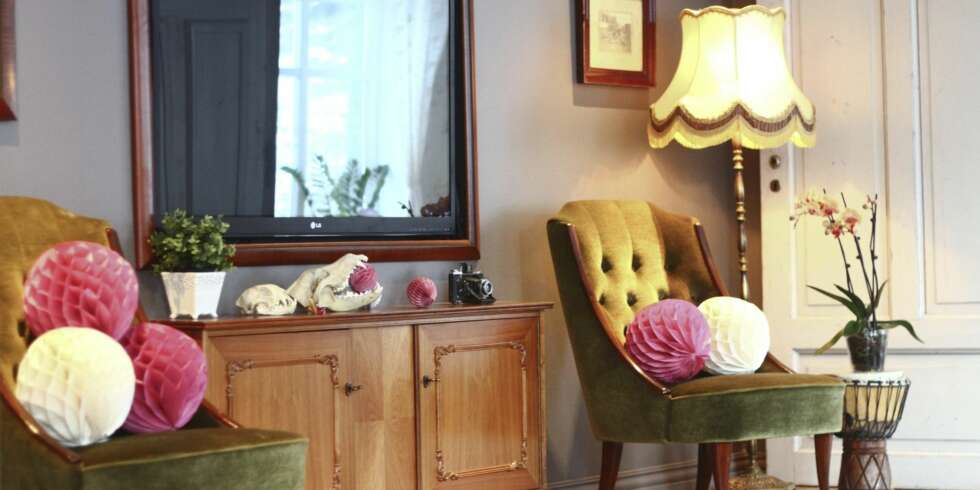 Tv`n har fått ramme og henger over en skjenk som er delvis bygget inn i veggen bak, slik at den sjuler TV-mottaker, DVD-spiller o.l. Høytalerene til TV`n er skjult bak bildene på hver sin side av skjenken. Tv`n har fått ramme og henger over en skjenk som er delvis bygget inn i veggen bak, slik at den sjuler TV-mottaker, DVD-spiller o.l. Høytalerene til TV`n er skjult bak bildene på hver sin side av skjenken.