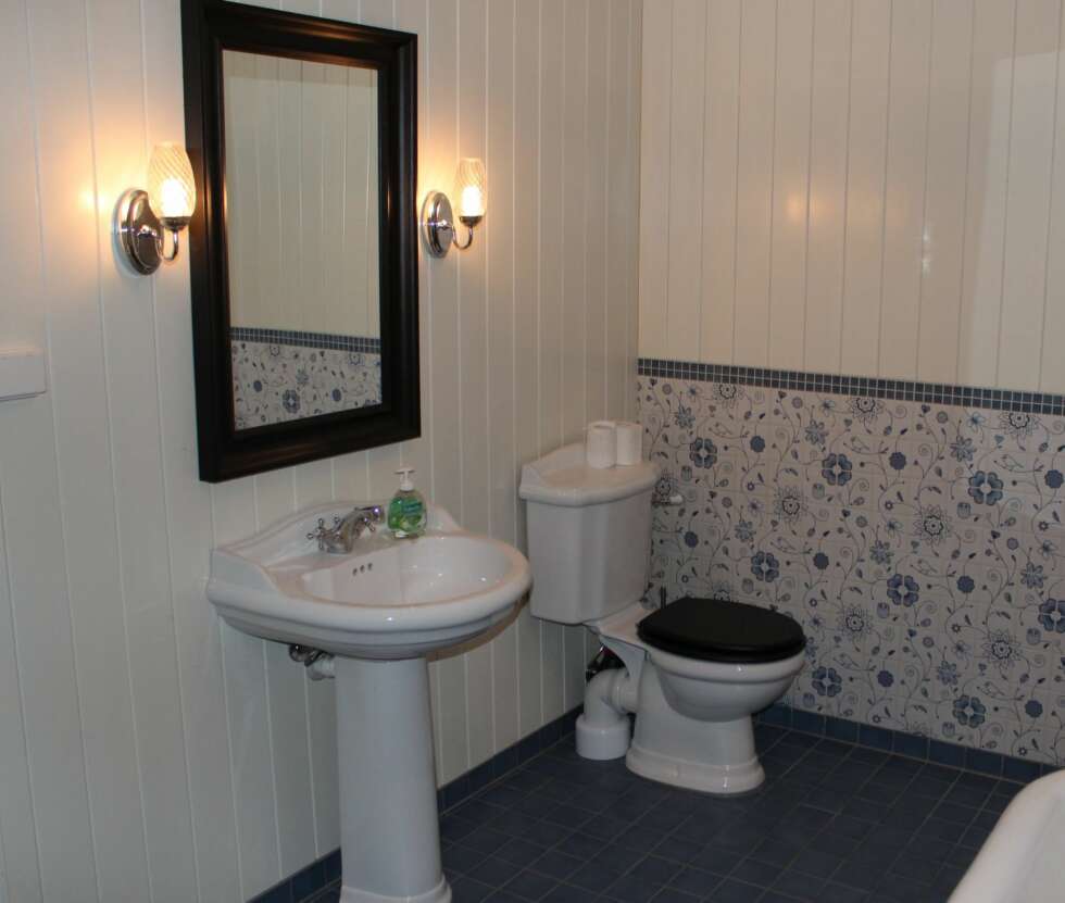 Herregårdstilen finner du også på badet. Herregårdstilen finner du også på badet.