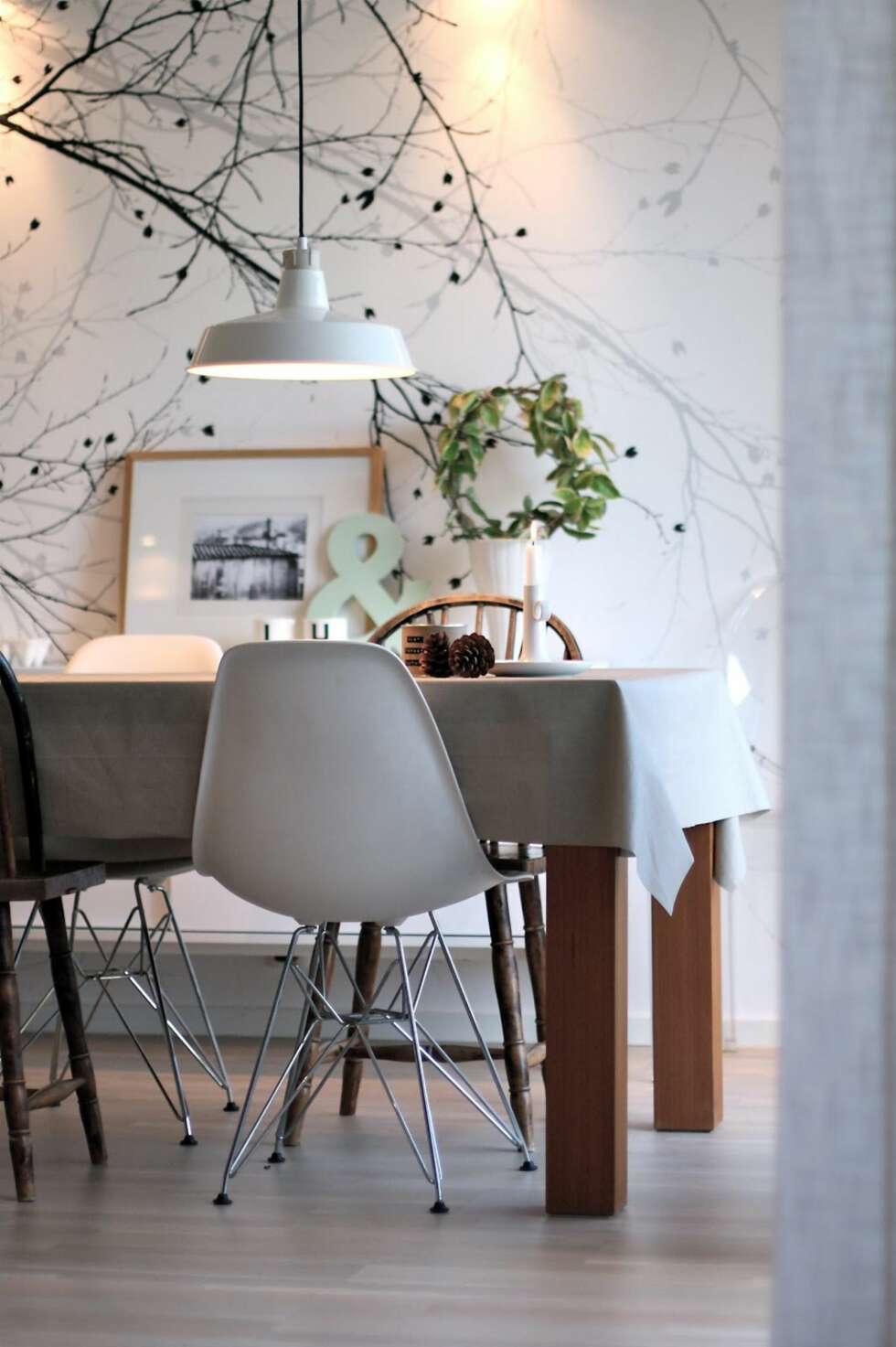 Spiseplass med tapet fra Scandinavian Surface. Spiseplass med tapet fra Scandinavian Surface.