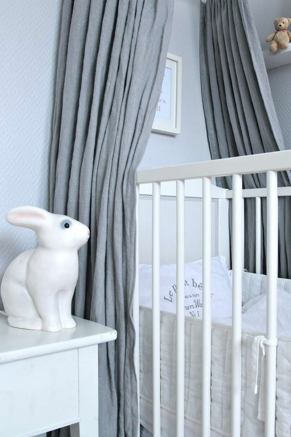 Minstemann sover godt mens lille harepus passer på. Minstemann sover godt mens lille harepus passer på.