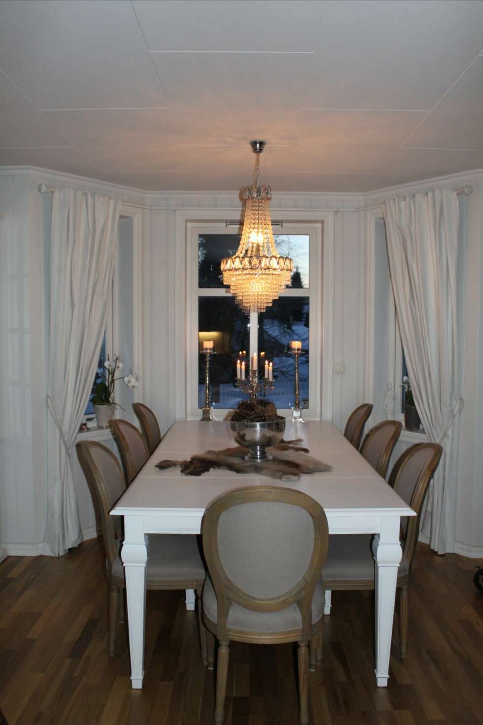 Spisestue med plass til gjester. Spisestue med plass til gjester.