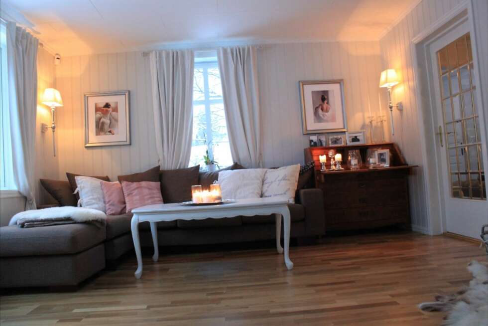 Stuen er innredet med en romslig sofa og raomantiske detaljer. Stuen er innredet med en romslig sofa og raomantiske detaljer.