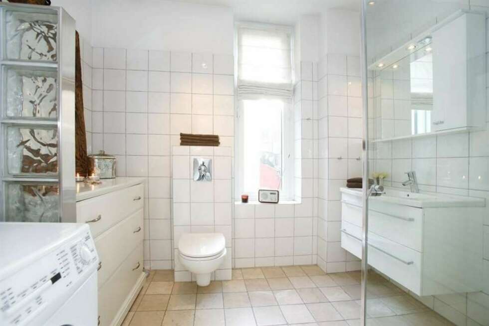 Det lyse badet har godt med oppbevaring. Det lyse badet har godt med oppbevaring.