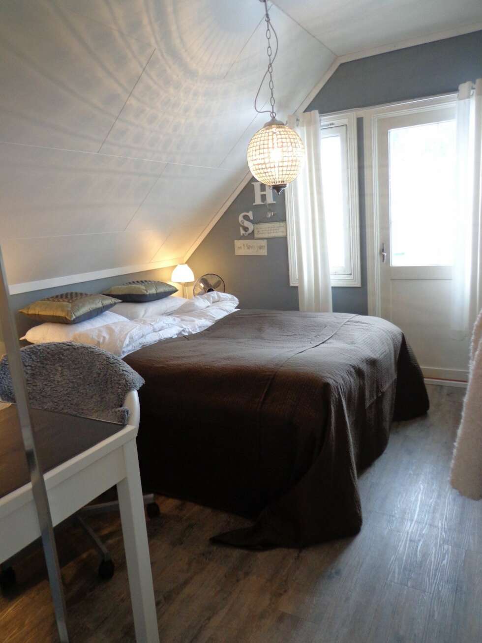 Soverommet er innredet i rolige, nøytrale fargetoner. Soverommet er innredet i rolige, nøytrale fargetoner.