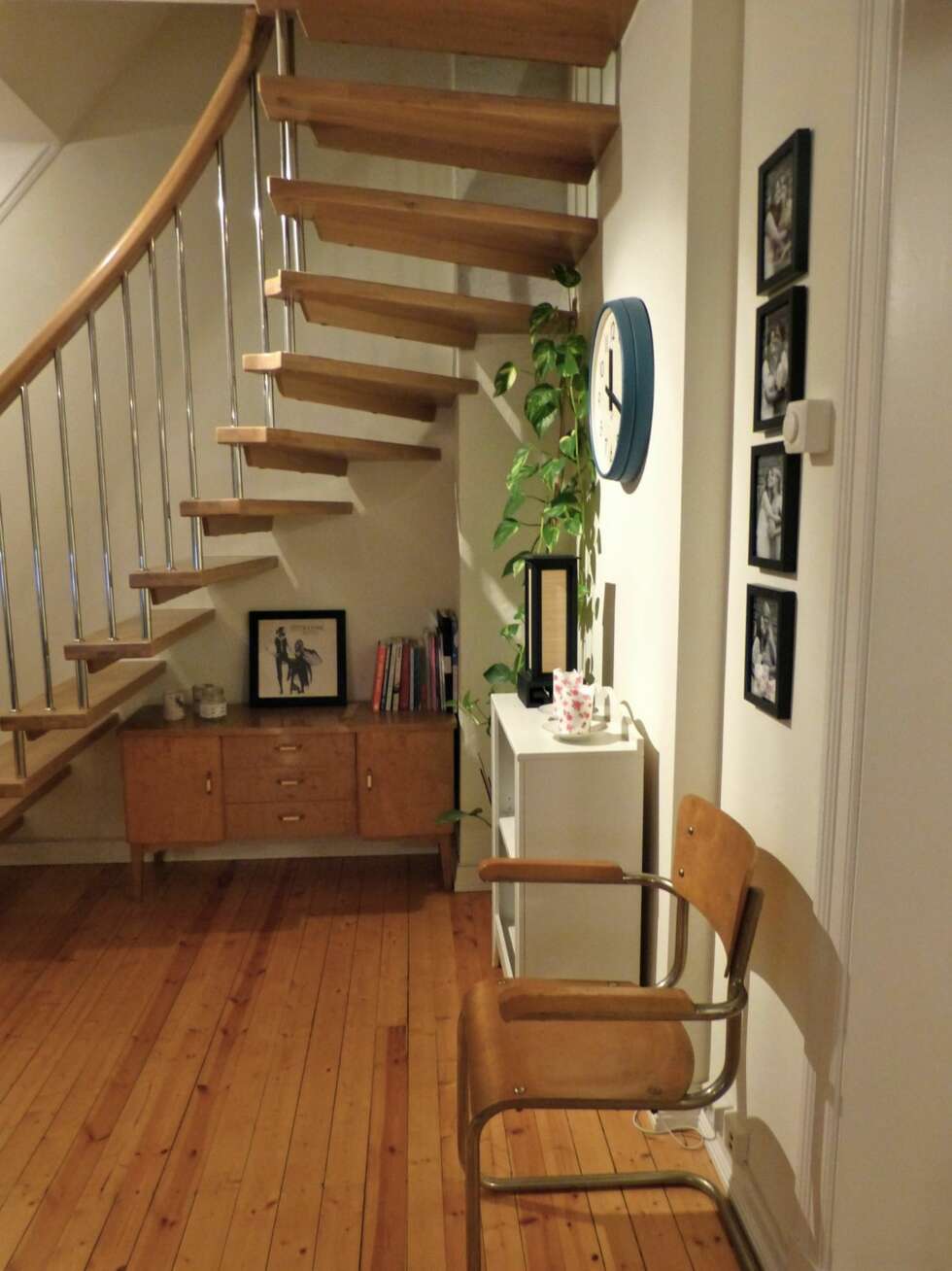 Leiligheten, som går over to plan, består av den originale leiligheten (3.etasje) og et ombygget loft (4.etasje). En luftig trapp binder de to etasjene sammen. Leiligheten, som går over to plan, består av den originale leiligheten (3.etasje) og et ombygget loft (4.etasje). En luftig trapp binder de to etasjene sammen.