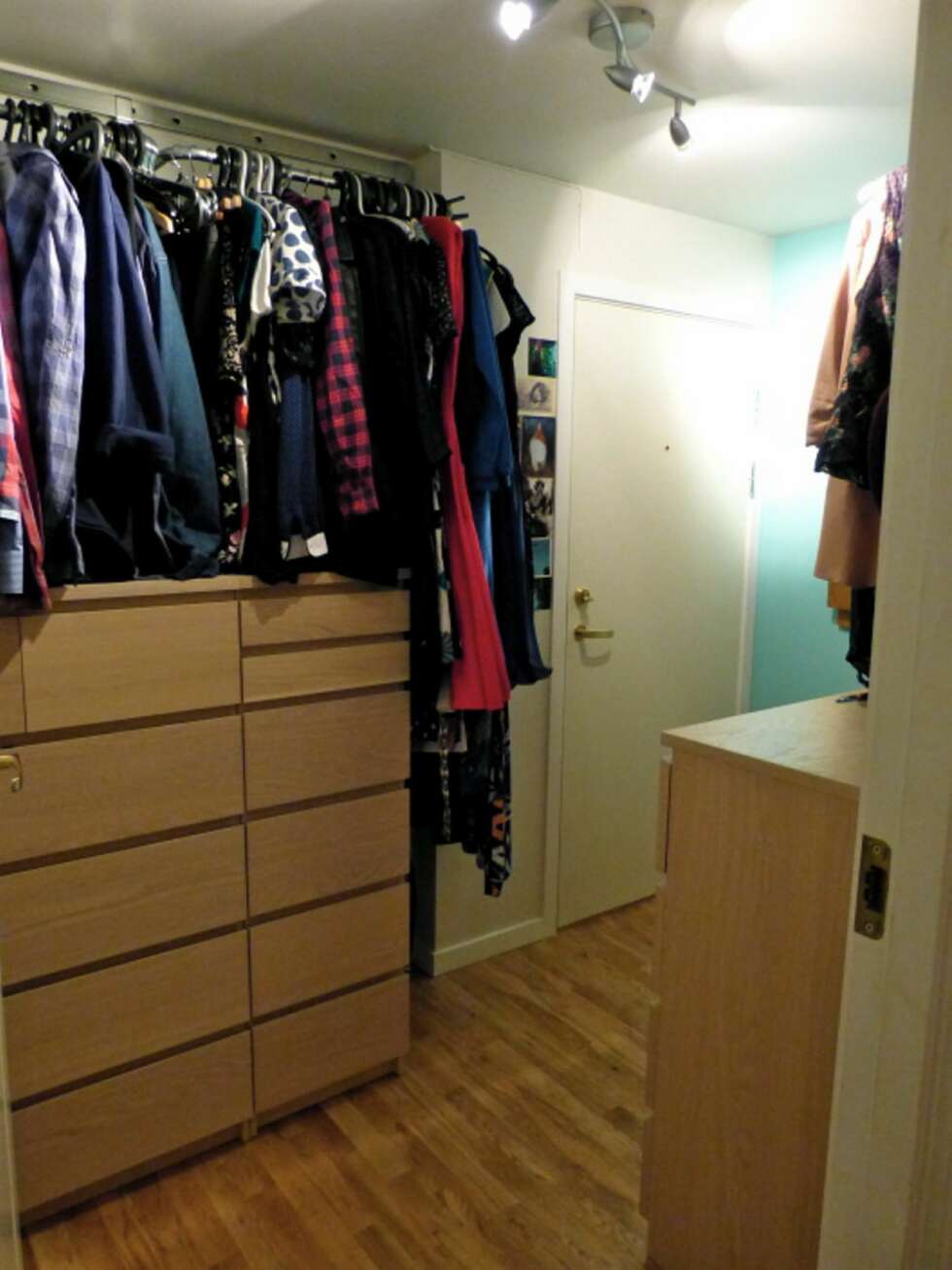 Med utbyggingen av loftet ble det plass til en stor walk-in garderobe rett over gangen fra soverommene. Med utbyggingen av loftet ble det plass til en stor walk-in garderobe rett over gangen fra soverommene.