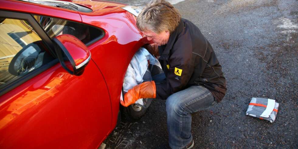 SOKK: Autosocken er et realistisk alternativ for mange, speseielt om det er liten avstand mellom hjul og hjulbue. Autosocken sitter ellers svært godt om du har brukt klister først. FOTO: Terje Haugen SOKK: Autosocken er et realistisk alternativ for mange, speseielt om det er liten avstand mellom hjul og hjulbue. Autosocken sitter ellers svært godt om du har brukt klister først. FOTO: Terje Haugen