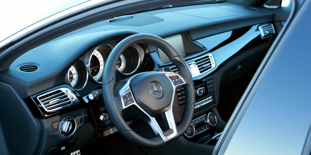 HØY KLASSE: Mercedes gjør mye riktig for tiden. Kjøreegenskapene er blitt mer inkluderende og førermiljøene har fått et mer sportslig preg, og som vanlig er materialkvaliteten topp. HØY KLASSE: Mercedes gjør mye riktig for tiden. Kjøreegenskapene er blitt mer inkluderende og førermiljøene har fått et mer sportslig preg, og som vanlig er materialkvaliteten topp.