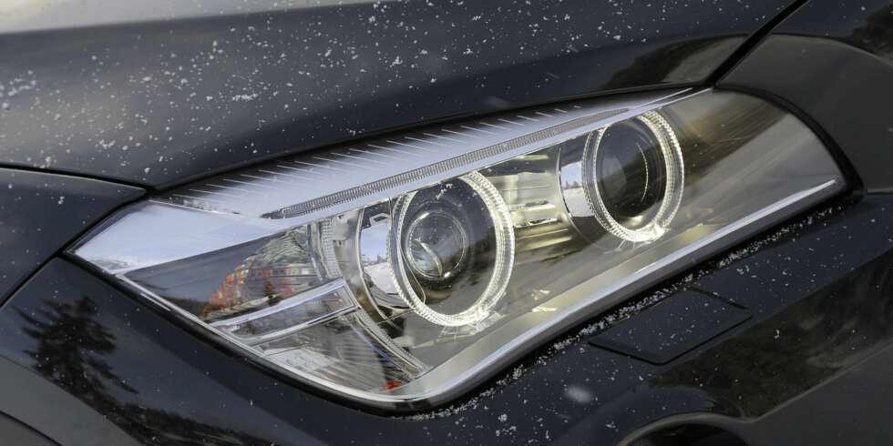 NYTT FJES: Utformingen av lykter og karosseridetaljer er nytt på BMW X1 2013-modell. Mer dynamiske frontlys kler bilen. NYTT FJES: Utformingen av lykter og karosseridetaljer er nytt på BMW X1 2013-modell. Mer dynamiske frontlys kler bilen.