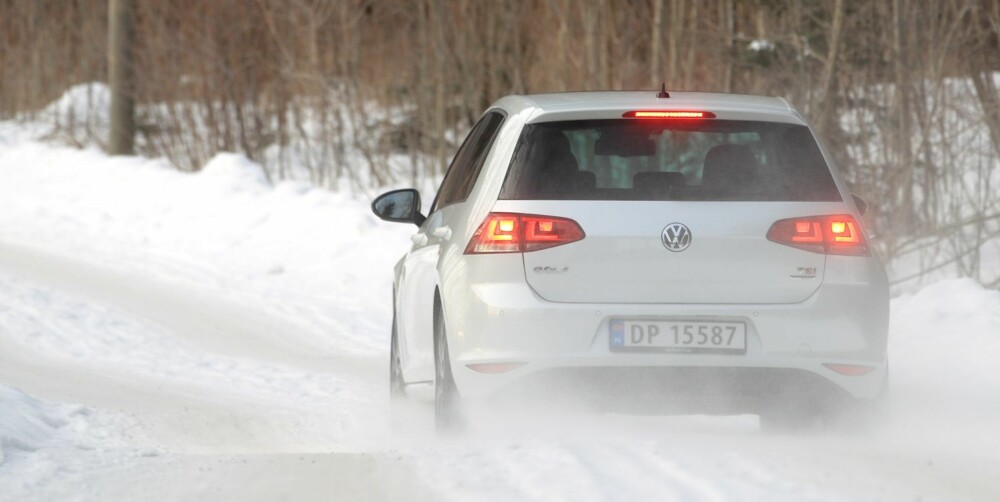 TRIVES PÅ GLATTA: Den nye VW Golf har meget gode egenskaper på glatt føre. Med sportsunderstell blir den ekstra livlig på veien. TRIVES PÅ GLATTA: Den nye VW Golf har meget gode egenskaper på glatt føre. Med sportsunderstell blir den ekstra livlig på veien.