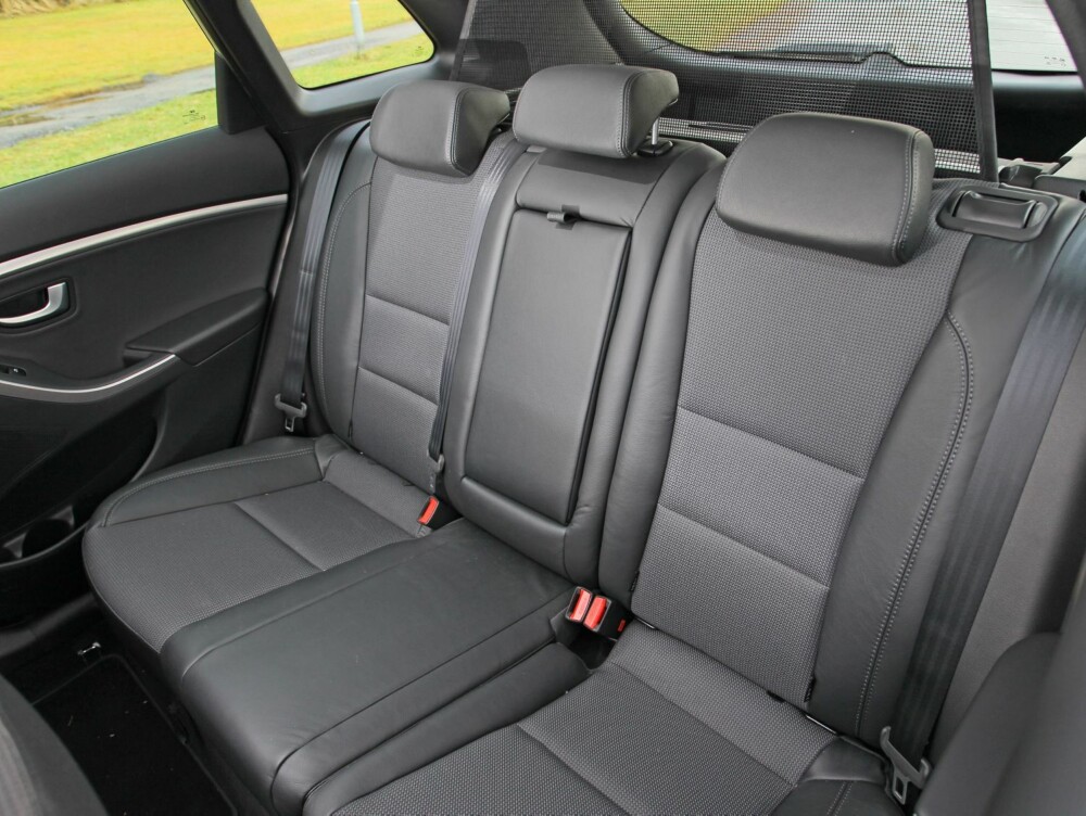 PÅKOSTET. Skinnsetene i Premium-versjonen gir en påkostet følelse. Plassen er god, men litt mindre enn i Ford Focus. PÅKOSTET. Skinnsetene i Premium-versjonen gir en påkostet følelse. Plassen er god, men litt mindre enn i Ford Focus.
