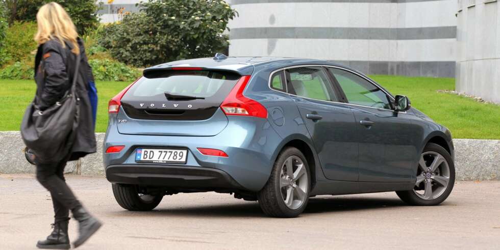 BEUNDRENDE BLIKK: Det er skrått bakfra at den nye Volvo V40 D2 tar seg aller best ut. BEUNDRENDE BLIKK: Det er skrått bakfra at den nye Volvo V40 D2 tar seg aller best ut.