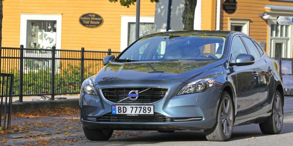BRA INNGANGSMODELL. Volvo V40 D2 koster fra 250 000 kroner. Til 300 000 får du en enda trivligere versjon. BRA INNGANGSMODELL. Volvo V40 D2 koster fra 250 000 kroner. Til 300 000 får du en enda trivligere versjon.