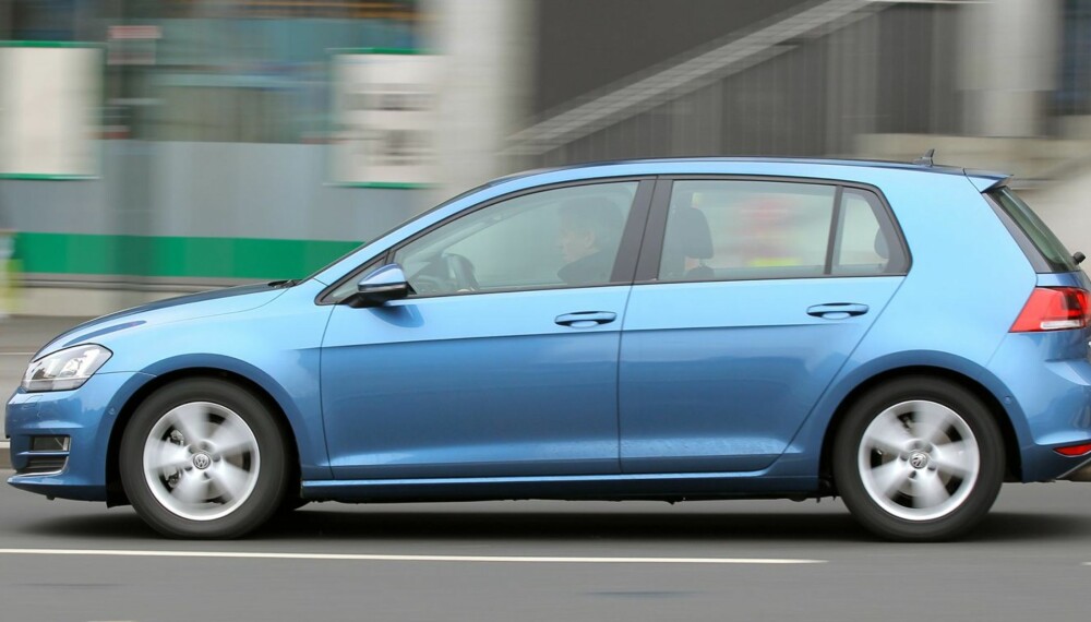 HELT GOLF: Også i sin syvende versjon er VW Golf seg selv lik. Både når det gjelder utseende og egenskaper. HELT GOLF: Også i sin syvende versjon er VW Golf seg selv lik. Både når det gjelder utseende og egenskaper.