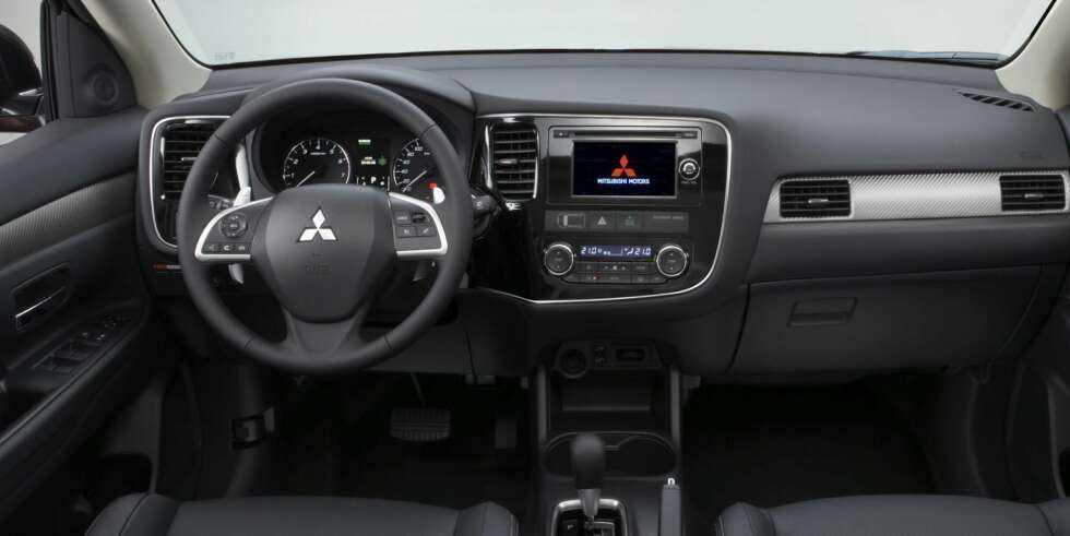 FORBEDRING: Det er blitt høyere kvalitet innvendig i nye Mitsubishi Outlander. FOTO: Mitsubishi FORBEDRING: Det er blitt høyere kvalitet innvendig i nye Mitsubishi Outlander. FOTO: Mitsubishi