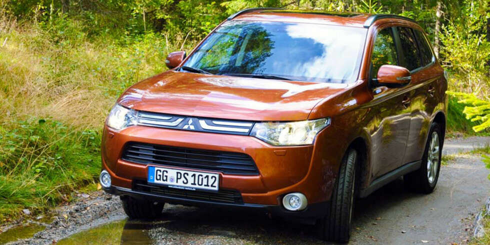RØFT ER BRA: Kjøremessig liker Mitsubishi Outlander seg best på ujevnt, smårøft underlag. FOTO: Mitsubishi RØFT ER BRA: Kjøremessig liker Mitsubishi Outlander seg best på ujevnt, smårøft underlag. FOTO: Mitsubishi