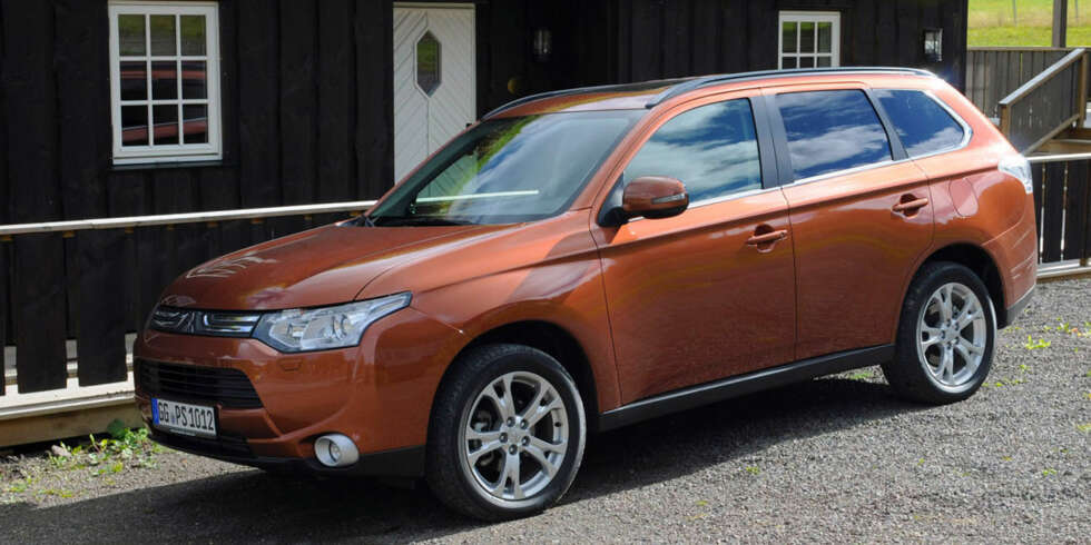 TIL TOPPS: Den nye Mitsubishi Outlander ønsker å klatre like lett på salgsstatistikken, som den kommer seg frem til hyttedøra. FOTO: Mitsubishi TIL TOPPS: Den nye Mitsubishi Outlander ønsker å klatre like lett på salgsstatistikken, som den kommer seg frem til hyttedøra. FOTO: Mitsubishi