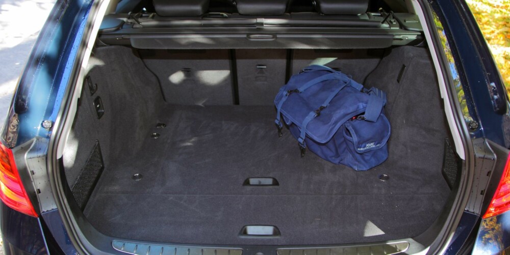 STØRRE: Men ikke veldig stort. BMW oppgir at bagasjerommet rommer 495 liter, men det er ikke veldig langt og hjulhusene på hver side stjeler plass. FOTO: Egil Nordlien, HM Foto STØRRE: Men ikke veldig stort. BMW oppgir at bagasjerommet rommer 495 liter, men det er ikke veldig langt og hjulhusene på hver side stjeler plass. FOTO: Egil Nordlien, HM Foto