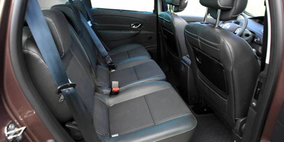 FLEKSIBEL: De tre setene i baksetet kan legges sammen eller fjernes hver for seg. Også det midte baksetet har Isofix-fester for barneseter. FOTO: Egil Nordlien, HM Foto FLEKSIBEL: De tre setene i baksetet kan legges sammen eller fjernes hver for seg. Også det midte baksetet har Isofix-fester for barneseter. FOTO: Egil Nordlien, HM Foto