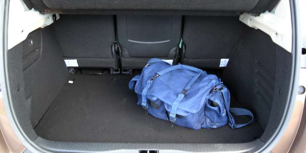 UTNYTTER HØYDEN: Bagasjerommet er ikke så langt som i familiestasjonsvogner, men har desto mer plass i høyden. Oppgitt volummål er 555 liter. FOTO: Egil Nordlien, HM Foto UTNYTTER HØYDEN: Bagasjerommet er ikke så langt som i familiestasjonsvogner, men har desto mer plass i høyden. Oppgitt volummål er 555 liter. FOTO: Egil Nordlien, HM Foto