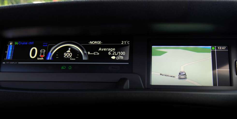 KAN ENDRES: Du kan velge mellom flere ulike visningsmodus for de digitale instrumentene. Navianlegget fra TomTom koster 4500 kroner ekstra, og er enkelt i bruk. FOTO: Egil Nordlien, HM Foto KAN ENDRES: Du kan velge mellom flere ulike visningsmodus for de digitale instrumentene. Navianlegget fra TomTom koster 4500 kroner ekstra, og er enkelt i bruk. FOTO: Egil Nordlien, HM Foto