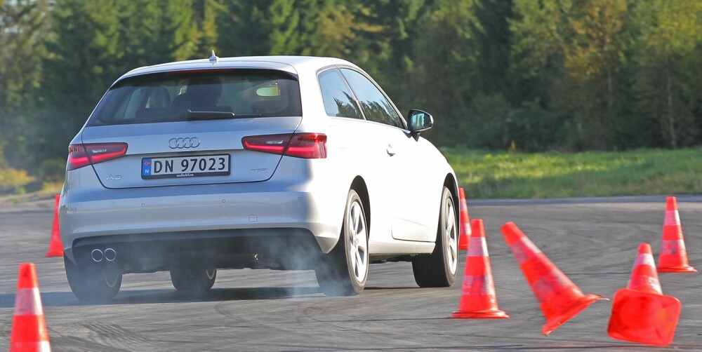 MAKS PRESS: Audi A3 overbeviser i elgtesten. Den er både potent og trygg, men svarer med en overstyring om den presses for langt - som her. FOTO: Petter Handeland MAKS PRESS: Audi A3 overbeviser i elgtesten. Den er både potent og trygg, men svarer med en overstyring om den presses for langt - som her. FOTO: Petter Handeland