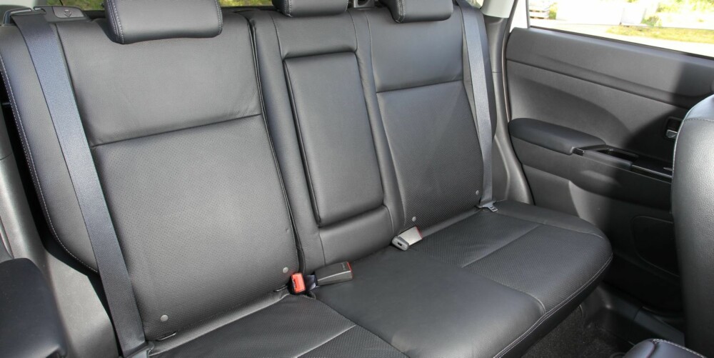 GREIT FOR TO: I baksetet er plassforholdene normale for en kompakt-SUV. Det betyr bra benplass, men på lengre turer skal det helst ikke sitte flere enn to i baksetet. FOTO: Petter Handeland GREIT FOR TO: I baksetet er plassforholdene normale for en kompakt-SUV. Det betyr bra benplass, men på lengre turer skal det helst ikke sitte flere enn to i baksetet. FOTO: Petter Handeland
