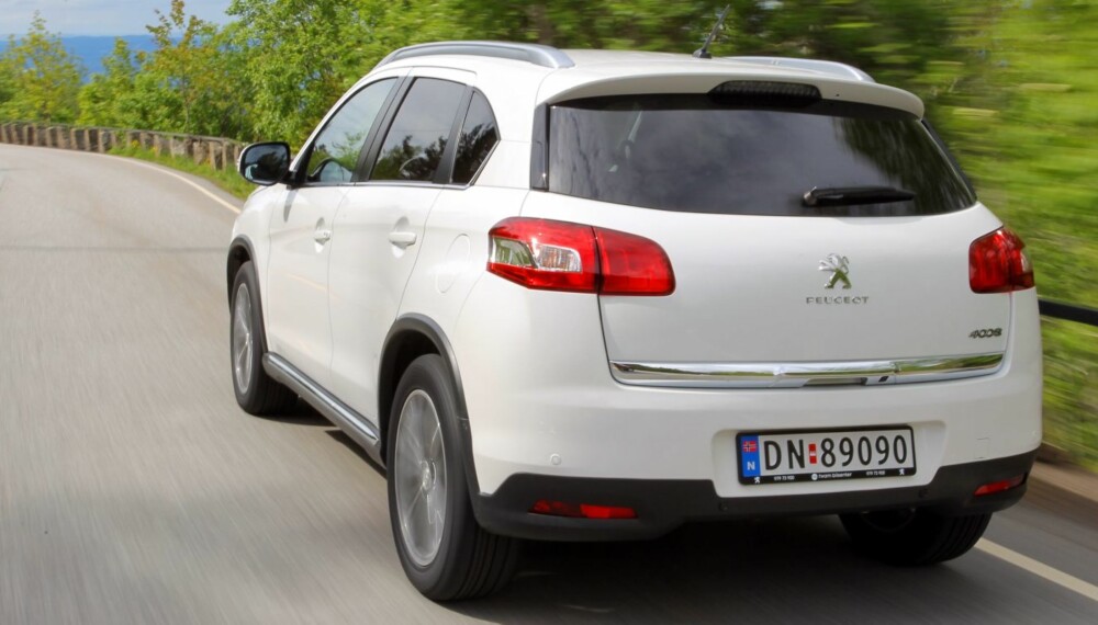 PENERE: Peugeot 4008 ser bedre ut enn originalen, men er likevel en ganske uspennende SUV. FOTO: Terje Bjørnsen PENERE: Peugeot 4008 ser bedre ut enn originalen, men er likevel en ganske uspennende SUV. FOTO: Terje Bjørnsen