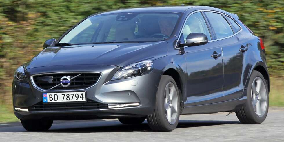 LIKES: Vi liker de fine proporsjonene og linjene som alle trekker i samme retning: De får Volvo V40 til å se mer ut som en lekker, sportslig 5-dørs coupé, enn en traust transportmaskin. At det igjen går utover en del praktiske egenskaper, får heller være. FOTO: Petter Handeland LIKES: Vi liker de fine proporsjonene og linjene som alle trekker i samme retning: De får Volvo V40 til å se mer ut som en lekker, sportslig 5-dørs coupé, enn en traust transportmaskin. At det igjen går utover en del praktiske egenskaper, får heller være. FOTO: Petter Handeland