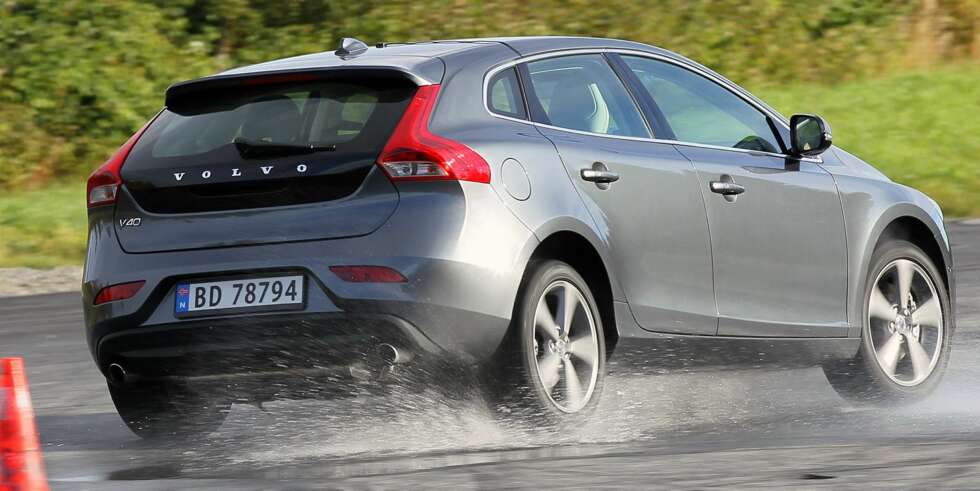 KJØRER BRA: Både i de dynamiske prøvene på testbanen og ved aktiv kjøring på landeveien liker vi Volvo V40 meget godt. FOTO: Petter Handeland KJØRER BRA: Både i de dynamiske prøvene på testbanen og ved aktiv kjøring på landeveien liker vi Volvo V40 meget godt. FOTO: Petter Handeland