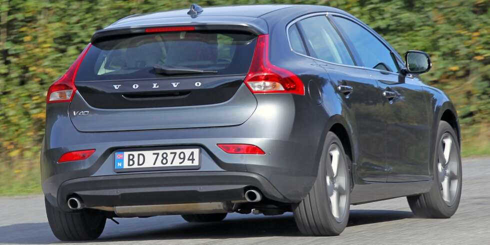 LEKKER: Utseende og design handler selvfølgelig mye om smak. Men selv seks måneder etter at Volvo V40 ble lansert, har vi til gode å høre noen som ikke liker hvordan den ser ut. FOTO: Petter Handeland LEKKER: Utseende og design handler selvfølgelig mye om smak. Men selv seks måneder etter at Volvo V40 ble lansert, har vi til gode å høre noen som ikke liker hvordan den ser ut. FOTO: Petter Handeland