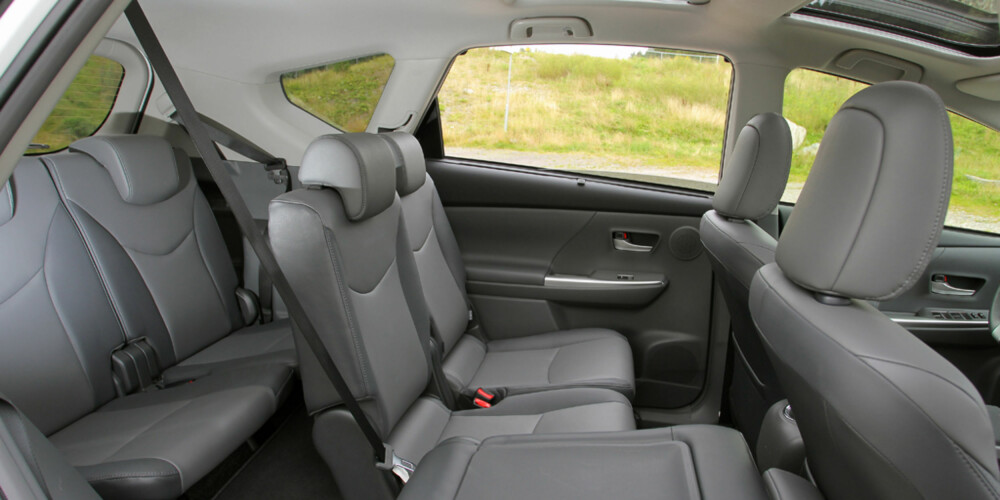 FOR SYV: Prius Plus er registrert for syv, men vi vil ikke anbefale voksne å sitte i de to bakerste setene. Alle setene kan legges ned og danne et flatt gulv. FOR SYV: Prius Plus er registrert for syv, men vi vil ikke anbefale voksne å sitte i de to bakerste setene. Alle setene kan legges ned og danne et flatt gulv.