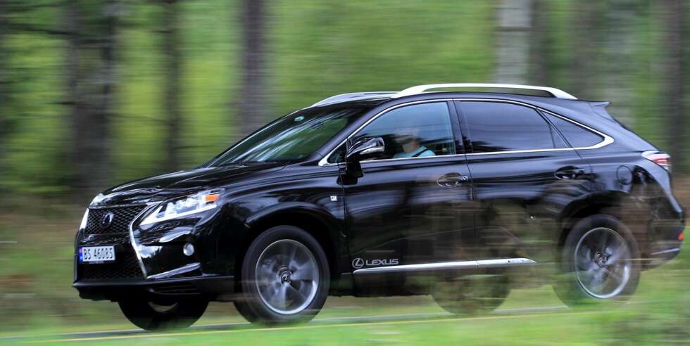 CROSSOVER: Lexus RX 450h har mer langtrukne linjer enn SUV-er av den gamle skolen. Slik sett hører den hjemme blant crossover-bilene. Firehjulsdrift er det den minste elmotoren som sørger for når det trengs - da får også bakhjulene kraft. FOTO: Egil Nordlien, HM Foto CROSSOVER: Lexus RX 450h har mer langtrukne linjer enn SUV-er av den gamle skolen. Slik sett hører den hjemme blant crossover-bilene. Firehjulsdrift er det den minste elmotoren som sørger for når det trengs - da får også bakhjulene kraft. FOTO: Egil Nordlien, HM Foto