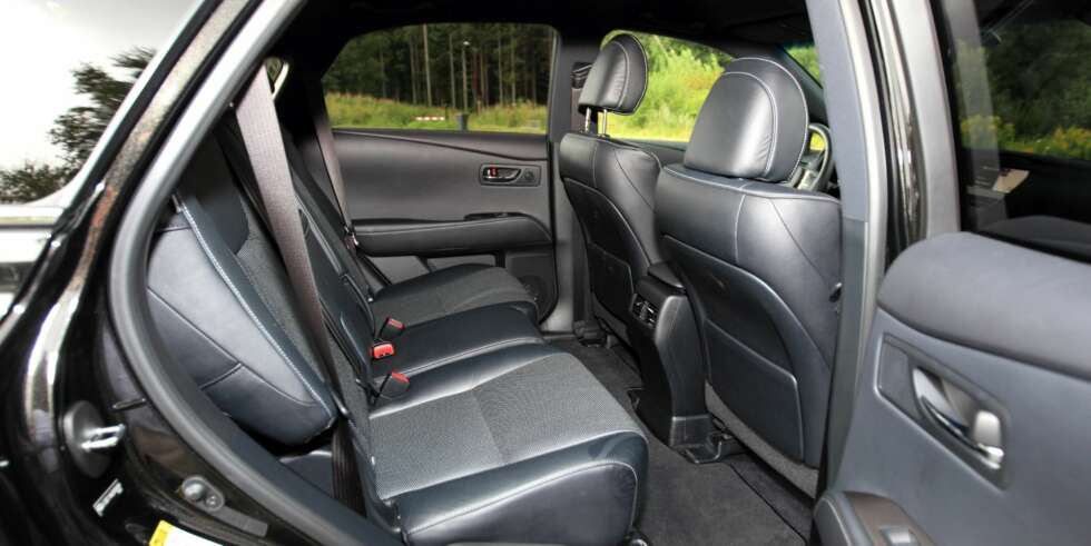 GOD BEINPLASS: Store SUV-er er ikke alltid så store innvendig. Men i Lexus RX 450h er det god beinplass i baksetet. FOTO: Egil Nordlien GOD BEINPLASS: Store SUV-er er ikke alltid så store innvendig. Men i Lexus RX 450h er det god beinplass i baksetet. FOTO: Egil Nordlien
