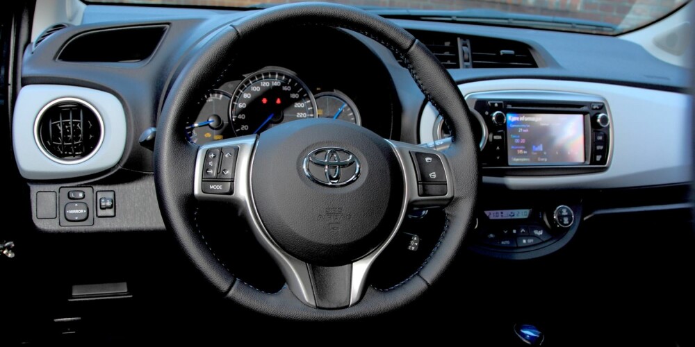 ENKELT OG GREIT: Toyota Yaris er svært lettkjørt. Hybridsystemet skal ha noe av æren, men også instrumentene er lette å finne ut av. I tillegg er sittestillingen halvhøy og gir god oversikt forover og til sidene. FOTO: Egil Nordlien, HM Foto ENKELT OG GREIT: Toyota Yaris er svært lettkjørt. Hybridsystemet skal ha noe av æren, men også instrumentene er lette å finne ut av. I tillegg er sittestillingen halvhøy og gir god oversikt forover og til sidene. FOTO: Egil Nordlien, HM Foto