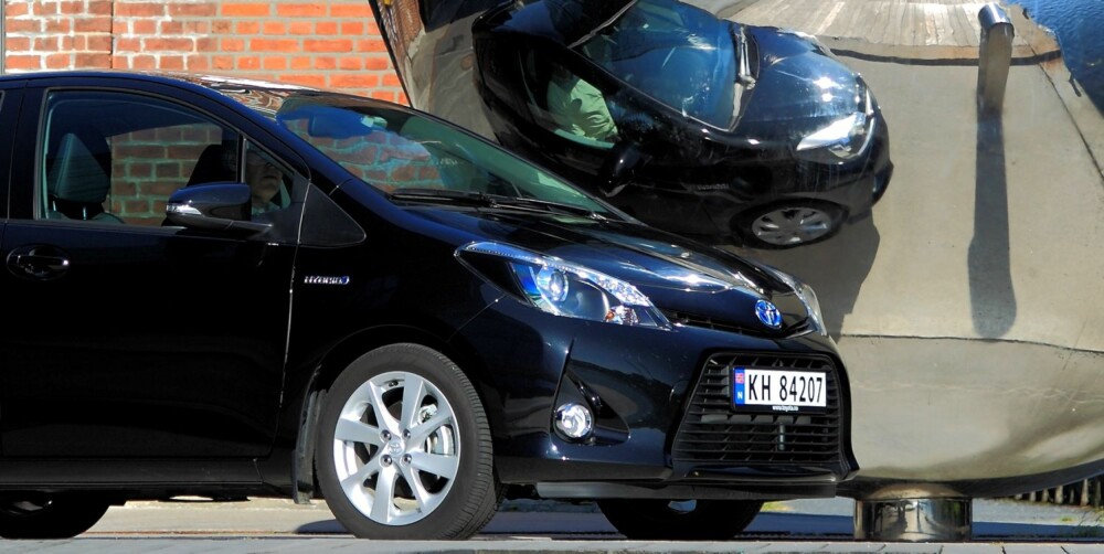 LITT BUTT: Toyota Yaris er kort, men ganske høy. Det gir litt butte former. Samtidig gir det overraskende god plass innvendig. FOTO: Egil Nordlien, HM Foto LITT BUTT: Toyota Yaris er kort, men ganske høy. Det gir litt butte former. Samtidig gir det overraskende god plass innvendig. FOTO: Egil Nordlien, HM Foto