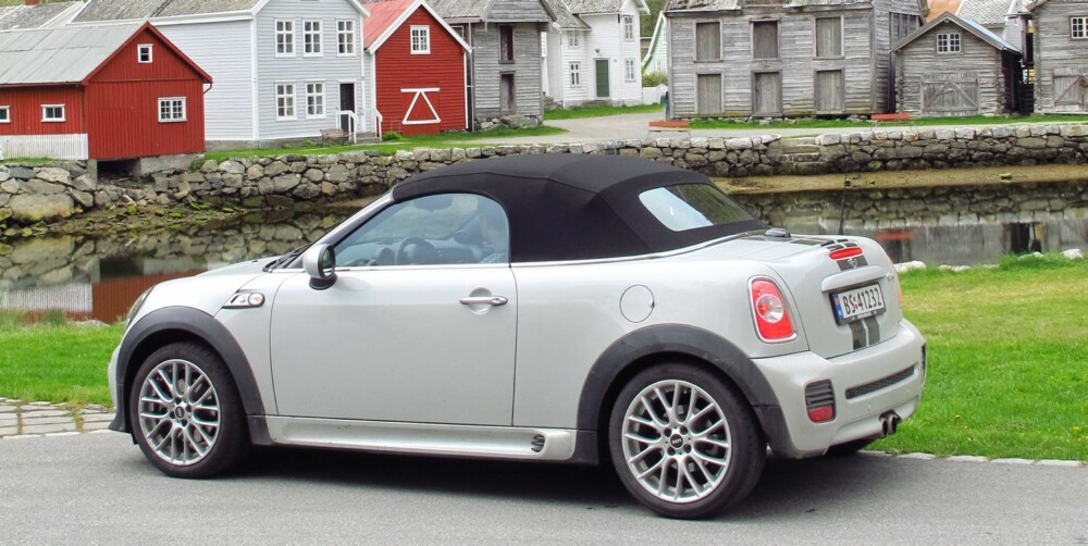 NED MED TAKET: Roadster med taket opp er bare støy, mens roadster med taket nede er godlyd. Så det gjelder å holde kalesjen der den hører hjemme. Foto: Terje Bjørnsen NED MED TAKET: Roadster med taket opp er bare støy, mens roadster med taket nede er godlyd. Så det gjelder å holde kalesjen der den hører hjemme. Foto: Terje Bjørnsen
