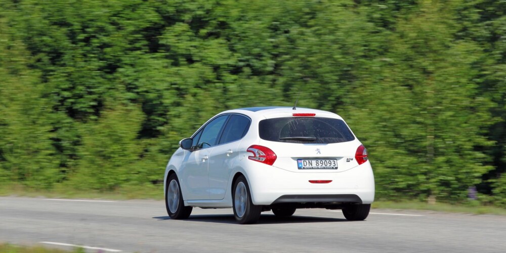 IKKE SKARP: Kjøreegenskapene er ikke like skarpe som i de tyske konkurrentene. Det betyr likevel ikke at Peugeot 208 er dårlig på veien - den er bare litt annerledes. IKKE SKARP: Kjøreegenskapene er ikke like skarpe som i de tyske konkurrentene. Det betyr likevel ikke at Peugeot 208 er dårlig på veien - den er bare litt annerledes.