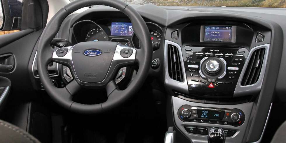 BLANDET: Vi sitter godt i Ford Focus, men i en velutstyrt bil blir det såpass mange knapper at det tar litt tid å finne ut av. FOTO: Petter Handeland BLANDET: Vi sitter godt i Ford Focus, men i en velutstyrt bil blir det såpass mange knapper at det tar litt tid å finne ut av. FOTO: Petter Handeland