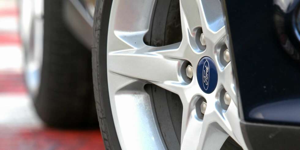 VERKEN TANT: Eller fjas. Ikke har den sportsunderstell, og ikke har den knapper som endrer dempere eller fjæring. Testbilen er derimot temmelig nær en helt standard Ford Focus Titanium 1,6 EcoBoost. Og likevel har den kjøreegenskaper i toppklassen. FOTO: Petter Handeland VERKEN TANT: Eller fjas. Ikke har den sportsunderstell, og ikke har den knapper som endrer dempere eller fjæring. Testbilen er derimot temmelig nær en helt standard Ford Focus Titanium 1,6 EcoBoost. Og likevel har den kjøreegenskaper i toppklassen. FOTO: Petter Handeland