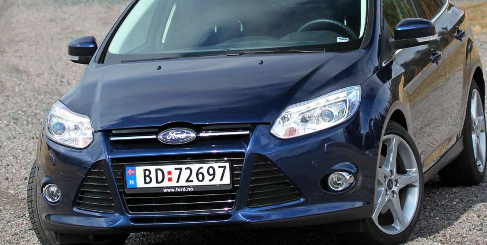 KONSERVATIV: I mørkeblå metallic-lakk skriker ikke Ford Focus etter oppmerksomhet. Men den kjører fra mange kompaktbiler med ulike sports-bokstavkombinasjoner i modellnavnet sitt. FOTO: Petter Handeland KONSERVATIV: I mørkeblå metallic-lakk skriker ikke Ford Focus etter oppmerksomhet. Men den kjører fra mange kompaktbiler med ulike sports-bokstavkombinasjoner i modellnavnet sitt. FOTO: Petter Handeland