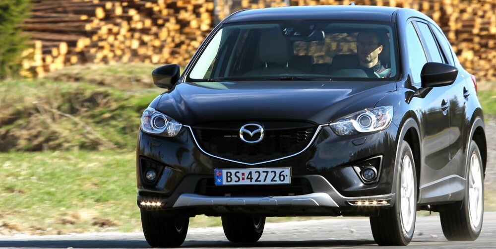 VELKJØRENDE: Mazda CX-5 stiller til start med kjøreegenskaper i tetsjiktet blant SUV-ene. Én årsak til det er at Mazda har holdt vekta nede. FOTO: Petter Handeland VELKJØRENDE: Mazda CX-5 stiller til start med kjøreegenskaper i tetsjiktet blant SUV-ene. Én årsak til det er at Mazda har holdt vekta nede. FOTO: Petter Handeland