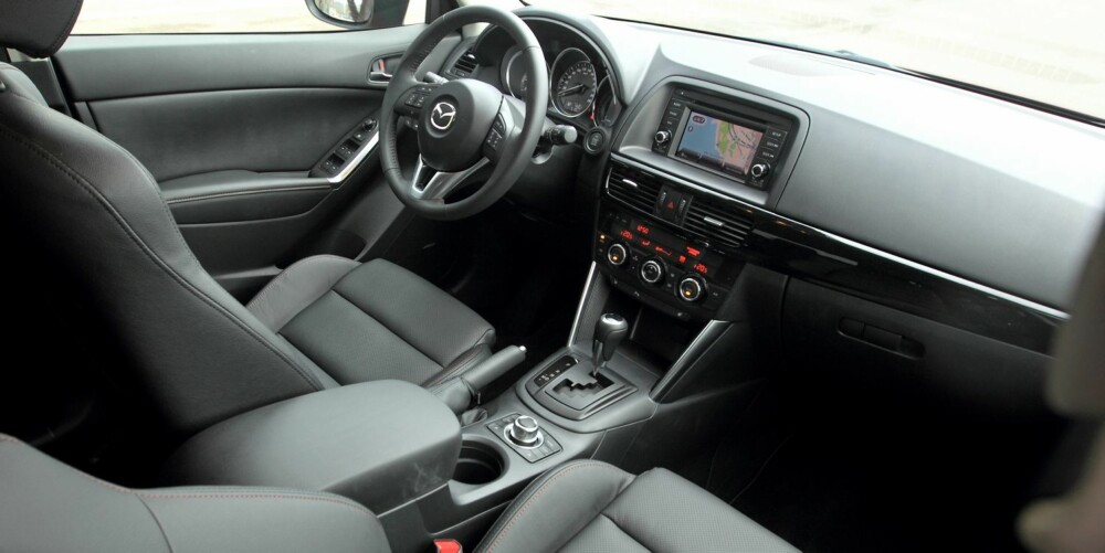 RYDDIG: Mazda CX-5 i Sport-utgave har masse utstyr inkludert skinnseter. Det løfter inntrykket av interiørkvaliteten, uten at bilen når statusbilnivå. (Testbilen har manuelt gir, ikke automatgir som på bildet.) FOTO: Egil Nordlien, HM Foto RYDDIG: Mazda CX-5 i Sport-utgave har masse utstyr inkludert skinnseter. Det løfter inntrykket av interiørkvaliteten, uten at bilen når statusbilnivå. (Testbilen har manuelt gir, ikke automatgir som på bildet.) FOTO: Egil Nordlien, HM Foto