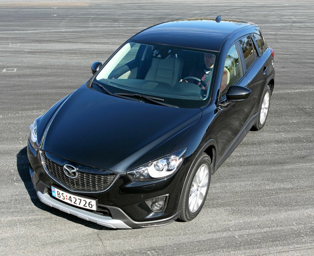 STORSNUTETE: Med bratt grill i fronten minner Mazda CX-5 fra visse vinkler om en BMW-SUV. Den rette SUV-framtoningen er på plass. FOTO: Petter Handeland STORSNUTETE: Med bratt grill i fronten minner Mazda CX-5 fra visse vinkler om en BMW-SUV. Den rette SUV-framtoningen er på plass. FOTO: Petter Handeland